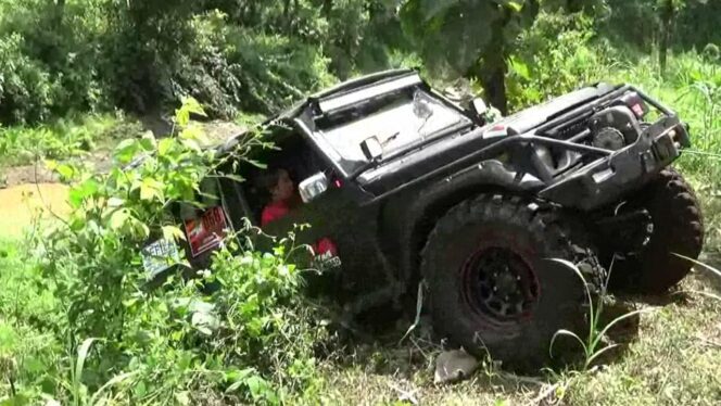 
Kado Hari Kartini, Offroaderwati Taklukan Sungai Bidadari di Lereng Gunung Bromo 