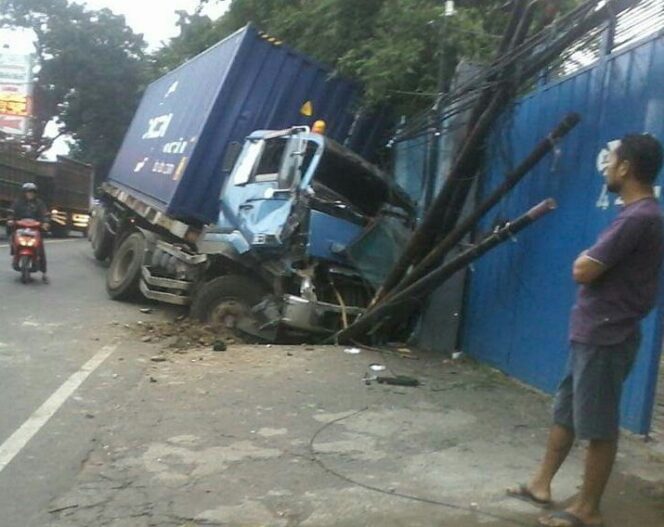 Kontainer Muatan Kertas 25 Ton Tabrak Truk Tangki