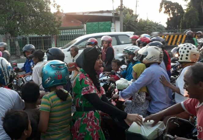 Penyanyi Lara Silvy Bagikan 1000 Paket Takjil untuk Pengguna Jalan
