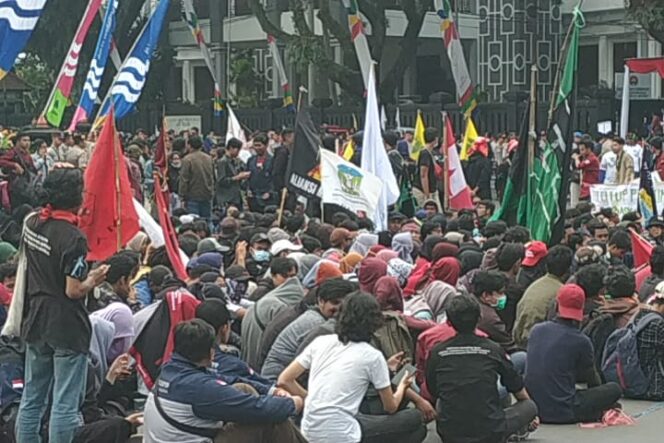 
Peringati May Day, Buruh Kepung Balaikota Malang