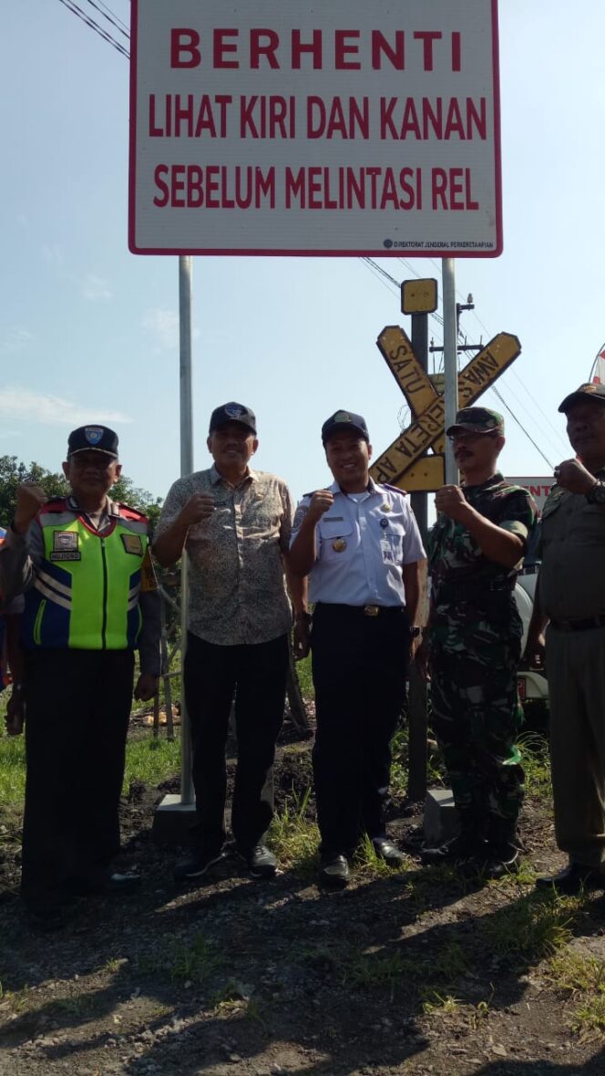 
Upaya Daop 8 Surabaya Minimalisir Kecelakaan Kereta di Perlintasan Tanpa Palang Pintu Pasuruan
