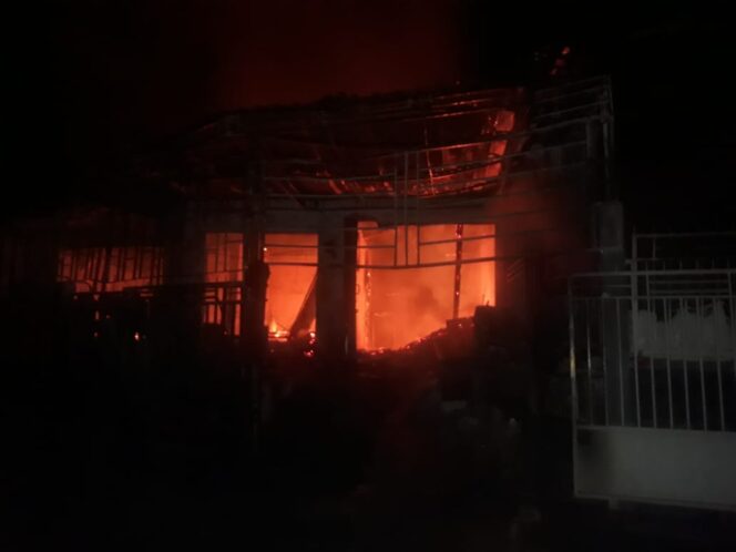 
Rumah dan Kios di Prigen Ludes Terbakar