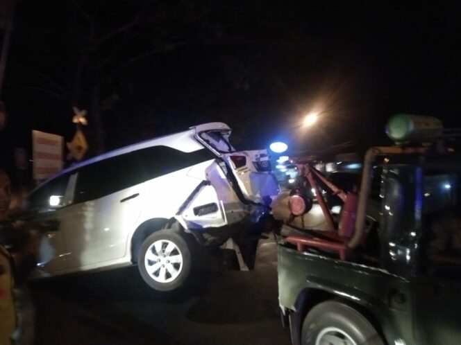 
Mobil Grab Disambar KA di Perlintasan Yonkav 8 Beji, 4 Penumpang Luka-luka