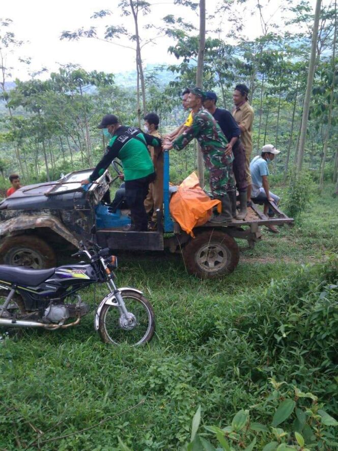 
Mayat Pria Ditemukan Membusuk di Bukit Wewe