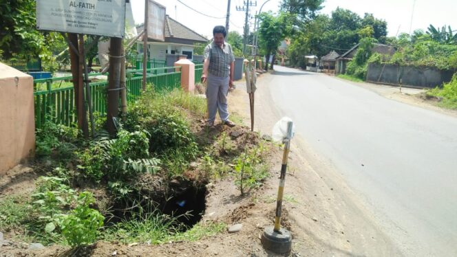 
Awas! Ada Lubang Besar Bekas Galian SPAM Umbulan di Jalan Sumoharjo 