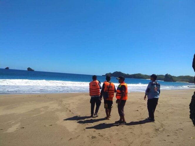 
Hari Ketiga, Dua Korban Asal Sidoarjo yang Tenggelam di Pantai Bajulmati Belum Ditemukan