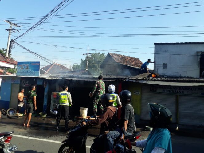 
Kios Tambal Ban di Bangil Terbakar 