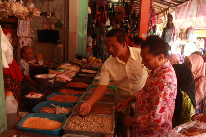 
Tim Gabungan Pemkab Probolinggo Sidak Harga Kebutuhan Bahan Pokok di Pasar Tradisional