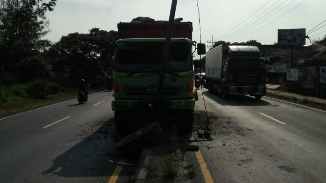 
Sopir Gagal Fokus, Dump Truk Muatan Pasir Tabrak Tiang PJU di Pasuruan 