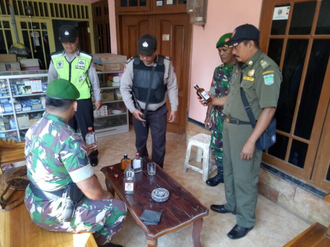 
Polsek Grati Gelar Operasi Penyakit Masyarakat Bersama Personel Gabungan