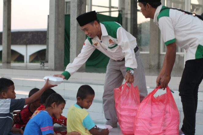 
LSM Cinta Damai Bagikan Ratusan Takjil dan Sembako untuk Anak Yatim di Pesantren Metal