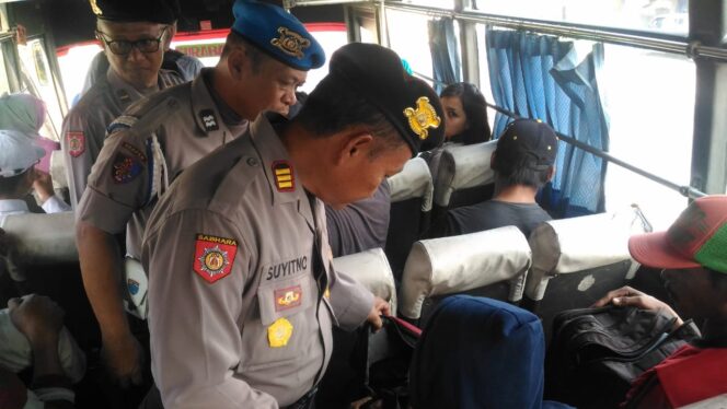 
Polisi di Pasuruan Razia Penumpang Bus Antar Kota, Ada Apa?
