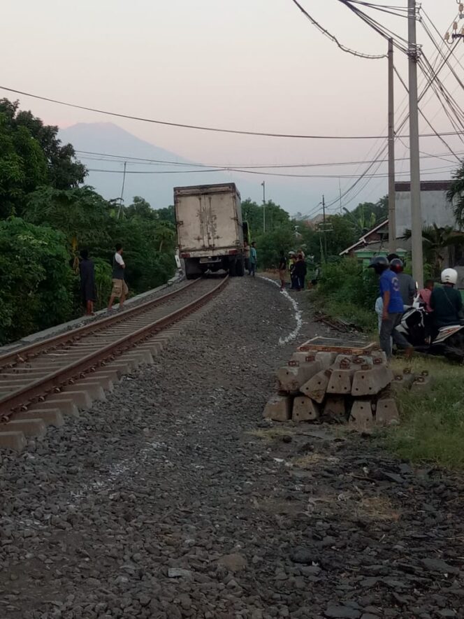 
Viral, Truk Boks di Pasuruan Nangkring di Atas Rel 