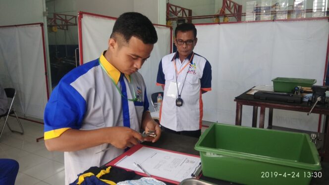 
Siswa SMK TBSM Honda Juara LKS Tingkat Jatim