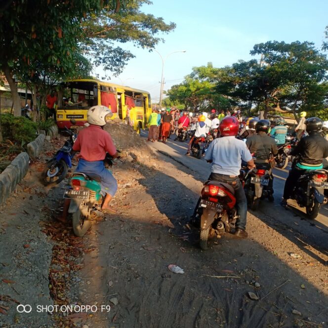 
Diduga Ugal-ugalan, Bus Kuning Terguling di Raci hingga Tewaskan Satu Orang 