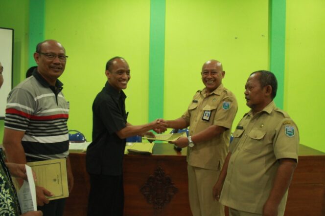 
Pemkab Probolinggo Serahkan DKHUN SMP Kepada 10 Sub Rayon