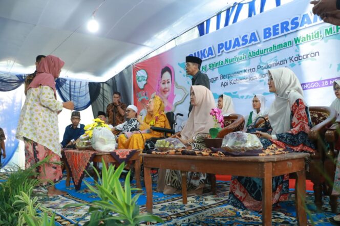 
Istri Gus Dur Buka Bersama dengan Ratusan Kaum Dhuafa di Probolinggo