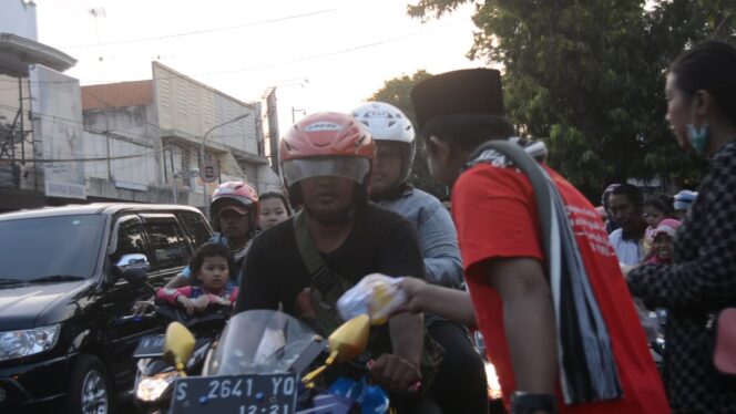 
Berbagi Keberkahan, Kabarpas Gelar Bukber dan Bagikan Ratusan Takjil ke Pengguna Jalan