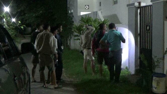 
Ditinggal Tarawih, Kawanan Maling Satroni Rumah Janda Kaya