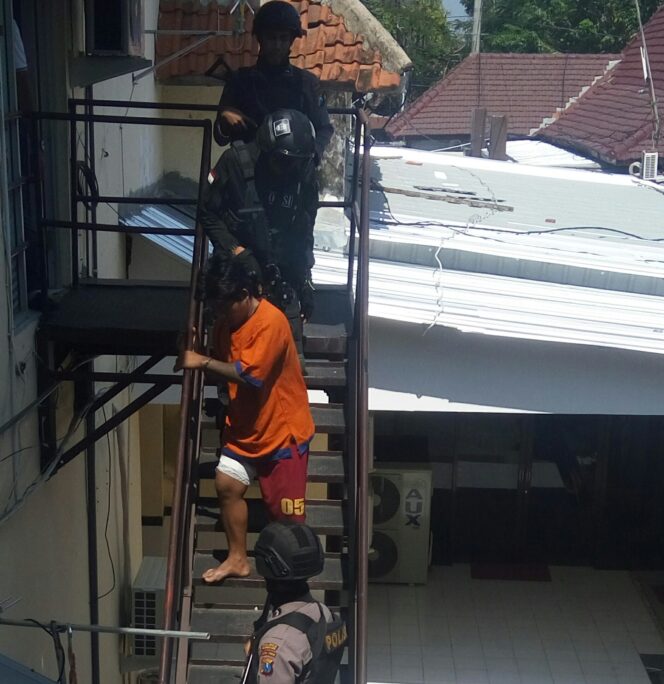 
Dibekuk di Malang, Tahanan Polresta Pasuruan Dihadiahi Timah Panas