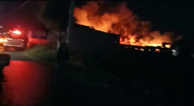 
Pabrik Makanan Ringan dan Rumah di Probolinggo Ludes Terbakar