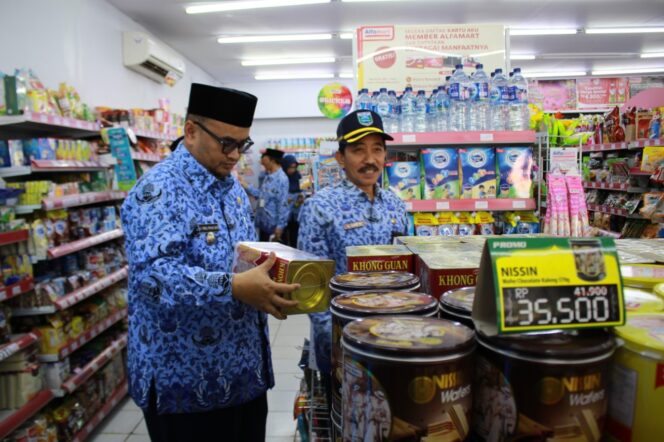 
Jelang Idul Fitri, Tim Gabungan Pemkab Probolinggo Sidak Swalayan 