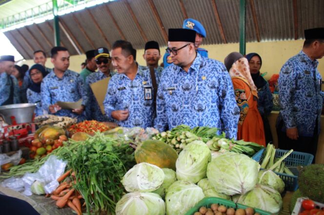 
Blusukan ke Pasar Maron, Wabup Probolinggo Pastikan Harga Bahan Pokok Stabil