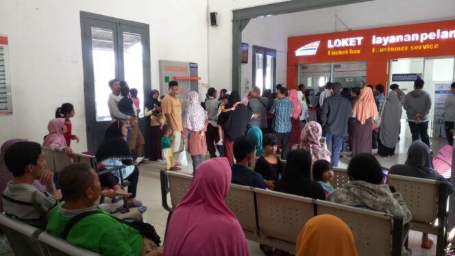 
Lebaran Sudah Dekat, Pemudik di Stasiun Bangil Kian Padat 