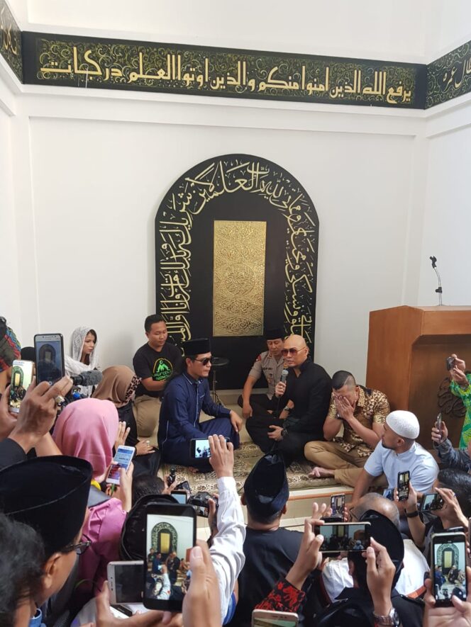 
Deddy Corbuzier Resmi Masuk Islam