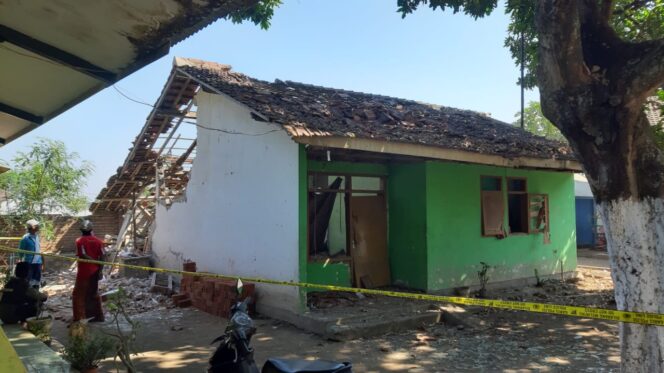 
Meledak, Rumah Dinas di Probolinggo Rusak dan Penghuninya Terbakar