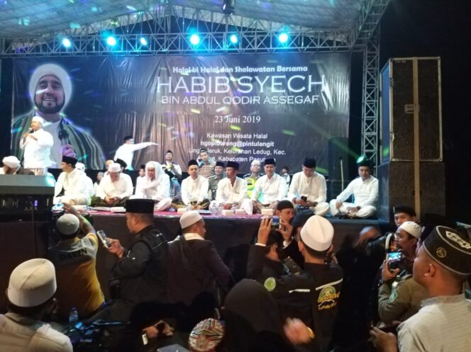 Puluhan Ribu Jamaah Sholawat Bareng Habib Syech di Wisata Pintu Langit Pasuruan