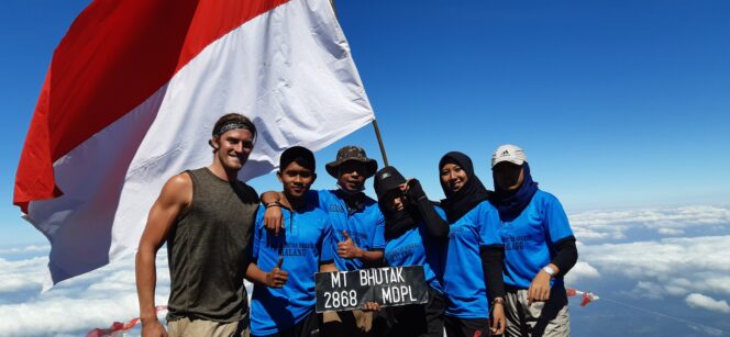 
Serunya Mengibarkan Bendera di Puncak Gunung Butak, Antara Perjuangan dan Keberhasilan
