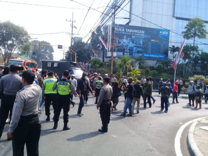 
Demo Mahasiswa Papua Merdeka Berakhir Ricuh di Kota Malang