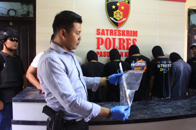 
Pemuda di Pasuruan Dikeroyok hingga Tewas, Enam Pelaku Penggeroyokan Langsung Ditangkap 