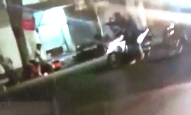 
Viral, Aksi Gerombolan Pemuda Rusak Sejumlah Motor yang Sedang Diparkir