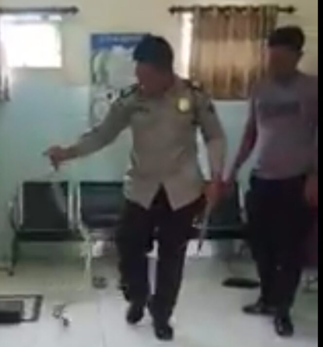 
Viral, Video 2 Polisi Tangkap Ular Cobra di Dalam Puskesmas Jorongan