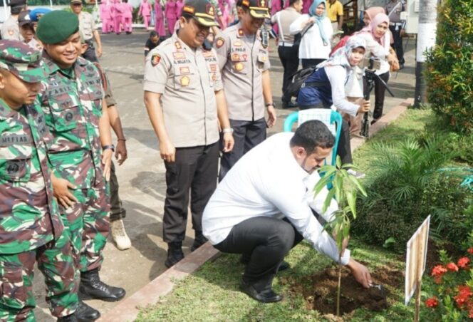 
Polresta Probolinggo Galakkan Program Tanam 1 Pohon 1 Rumah