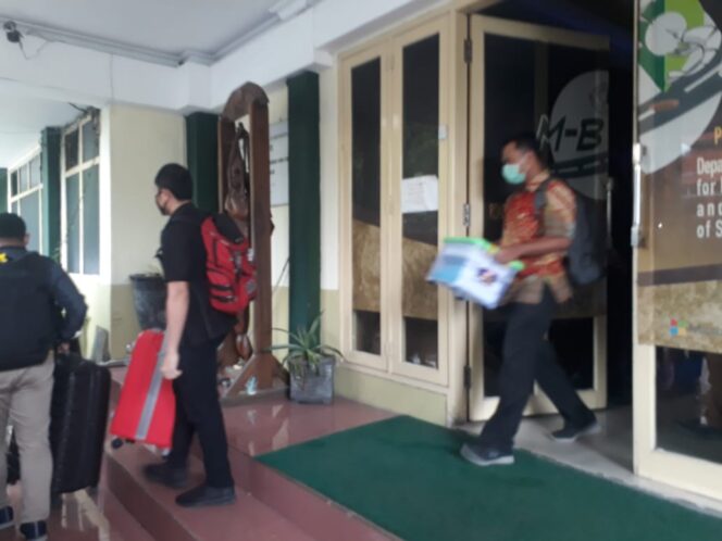 
Usai Segel Ruang LPSE, KPK Geledah Kantor Dinas PU BMSDA Sidoarjo