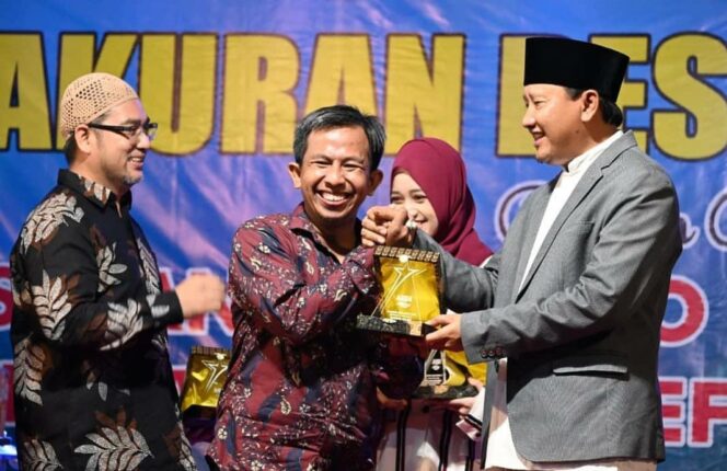 
Bos Kabarpas Raih Penghargaan dari Pabrik Aqua