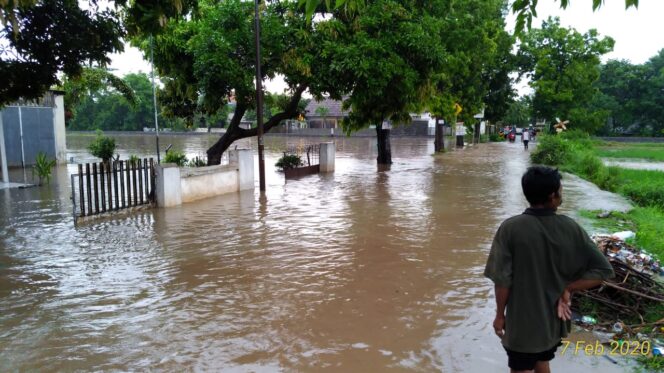 
Banjir Setengah Meter Rendam Pemukiman Warga di Probolinggo