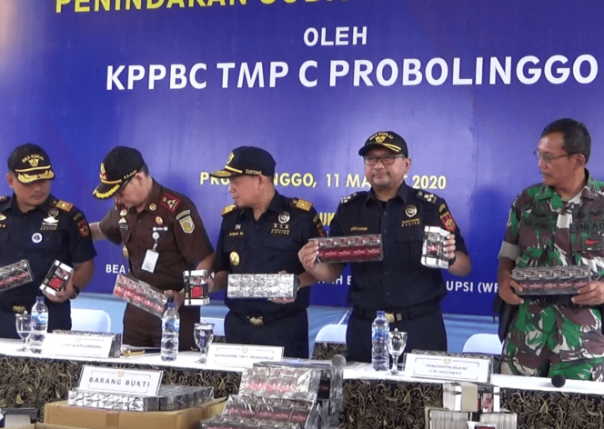 
Bea Cukai Probolinggo Ungkap Pembuat Rokok Ilegal Senilai Miliaran Rupiah