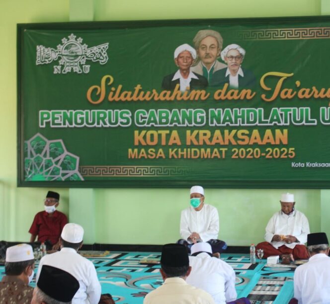
Mustasyar PCNU Kraksaan Sayangkan Virus Korona Masuk ke Pesantren