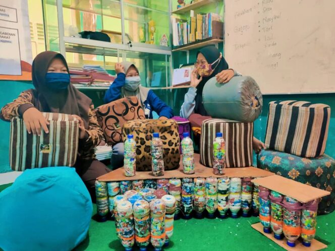 
Inspiratif, SMKN 1 Pasuruan Ciptakan Sofa Puff dengan Ecobrick
