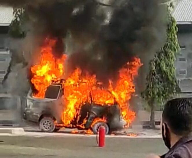 
Mobil Carry Ludes Terbakar Saat Isi Bensin di SPBU Karangketug