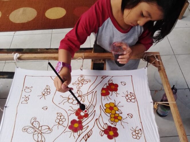 
Pendidikan di Masa Pandemi, Siswa di Kabupaten Probolinggo Dilatih Membatik Sejak Dini