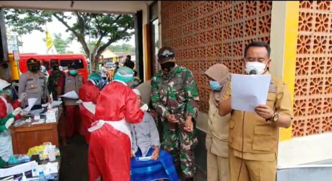
Minimalisir penyebaran Covid-19, Pengguna Jalan yang Melintas di Kabupaten Probolinggo Dirapid Test Antigen