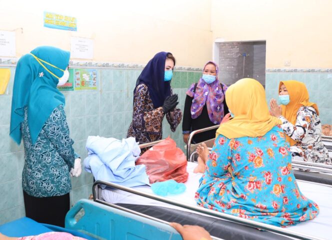 
Istri Wagub Jatim Arumi Bachsin Blusukan ke Rumah Sakit Purut, Ada Apa?