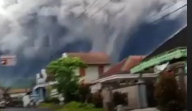 
Beberapa Desa di Probolinggo Terpapar Abu Vulkanik Gunung Semeru