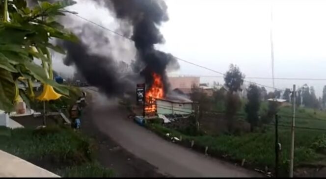 
Toko di Area Wisata Bromo Tiba-tiba Ludes Terbakar