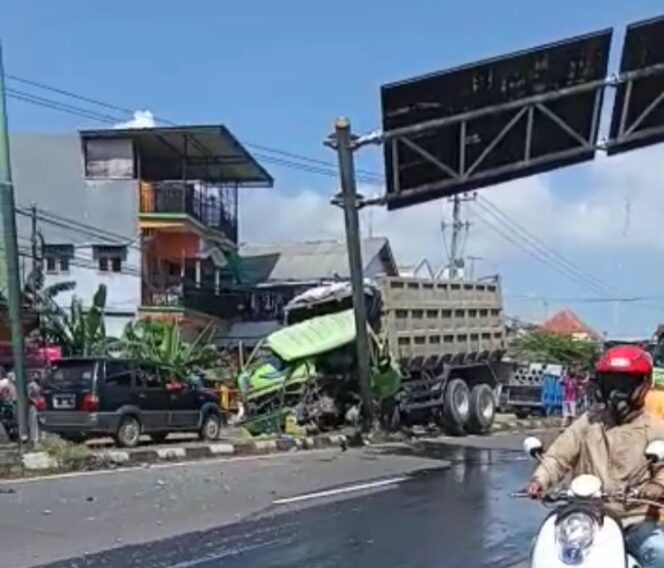 
Breaking News! Diduga Rem Blong, Dump Truk Sasak Papan Petunjuk Arah di Purwosari